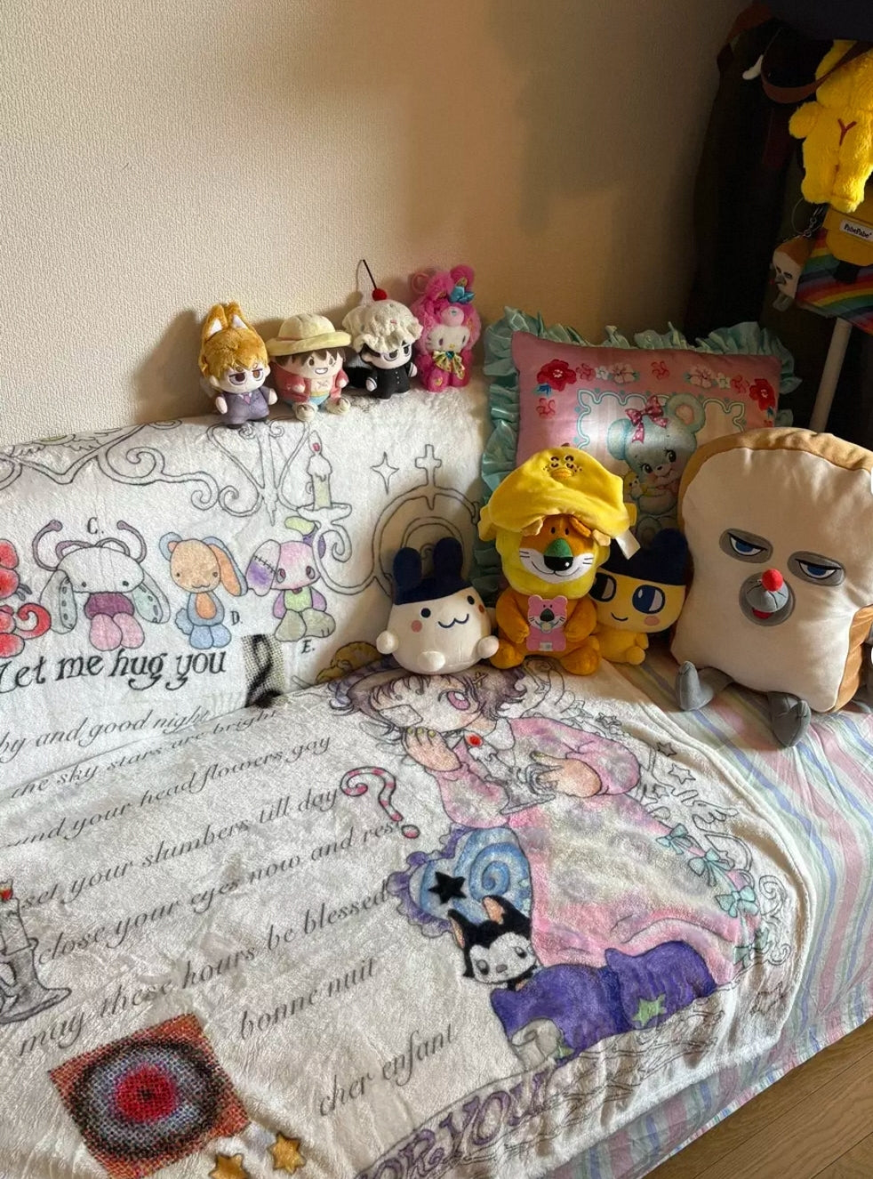 Oliwa×ACCIO Lullaby flannel blanket draped on sofa with plush toys